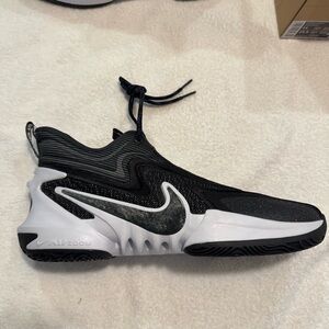 NEW IN BOX NEVER WORN Nike Cosmic Unity 2
